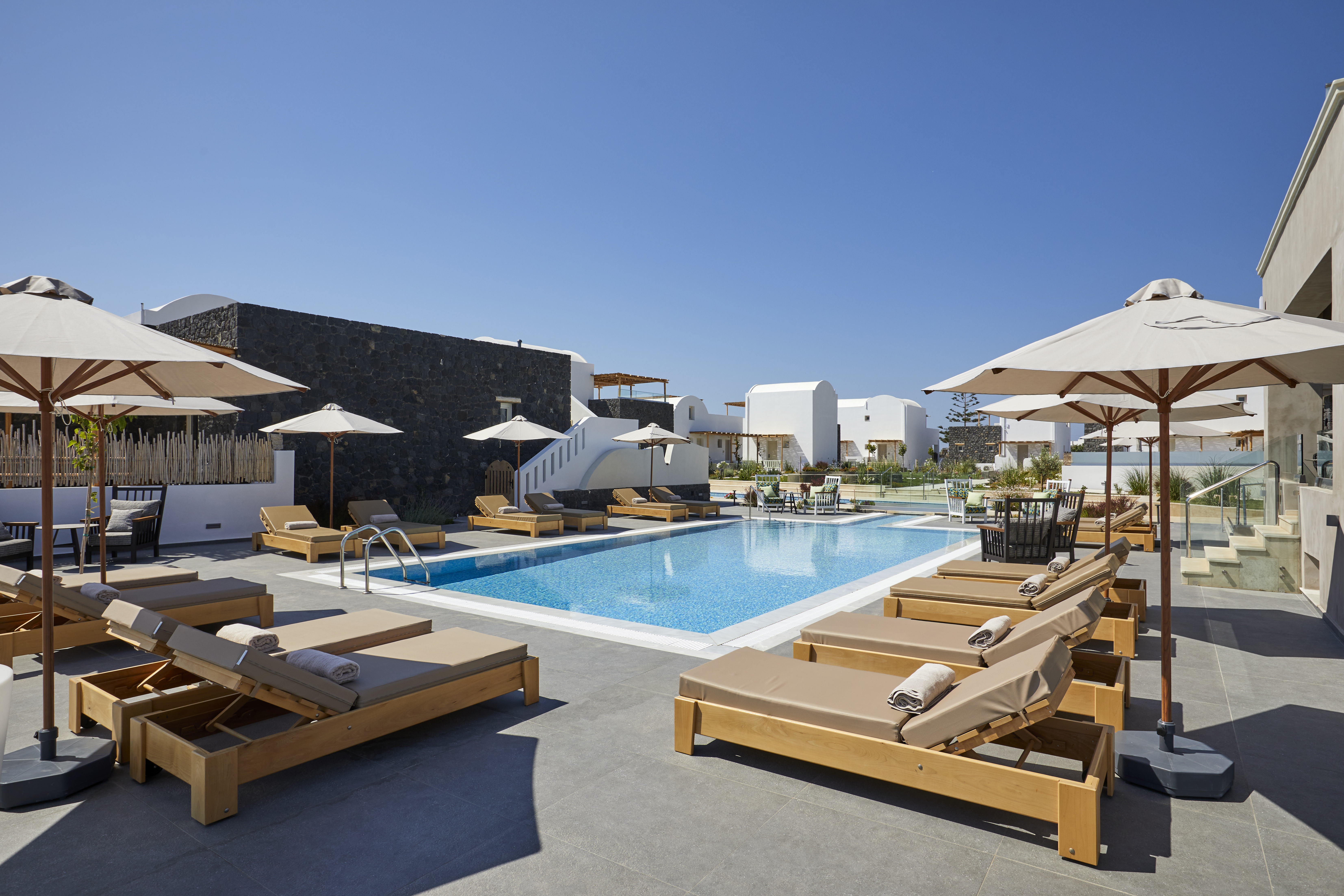 Hotel Sea Breeze Santorini Beach Resort Curio Collection By Hilton, Griechenland, Exomitis. Großes 136
